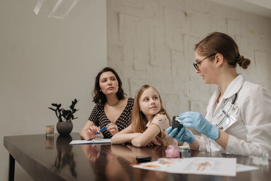Doctor consulting a mother and child, illustrating the cheapest health insurance for a family of 4