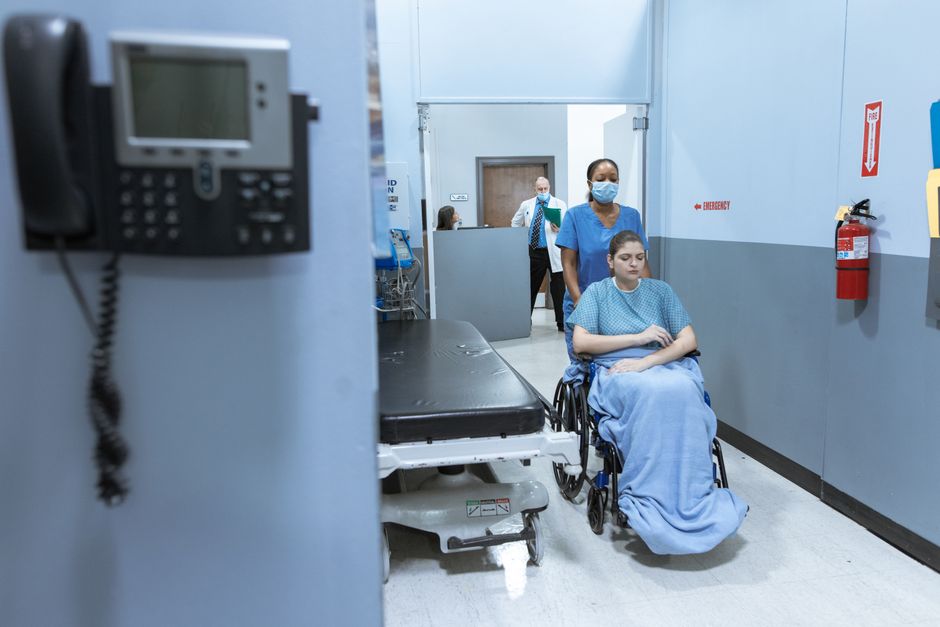 Hospital emergency room entrance illustrating emergency room visit cost without insurance for self-pay patients