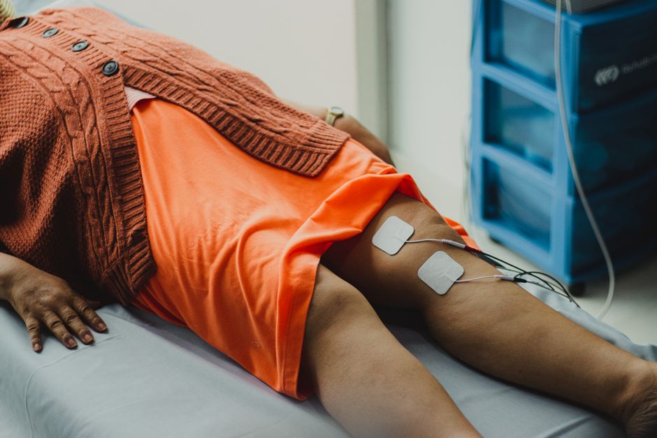 Leg therapy session illustrating recovery costs in a knee replacement cost without insurance